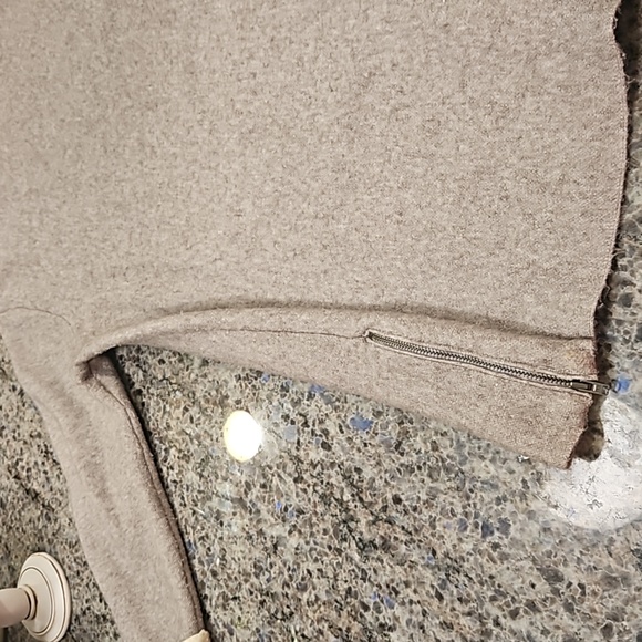 NANETTE LAPORE, SZ. XS, GRAY SWEATER WITH LONG SLEEVES WITH WHITE CUFFS. - Picture 11 of 16